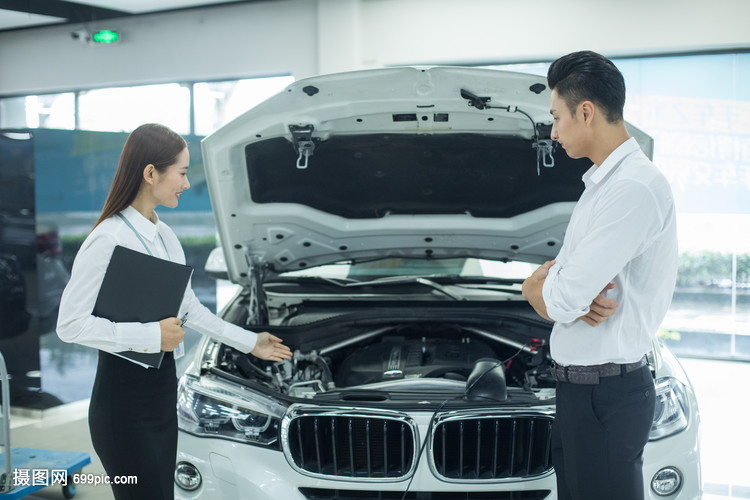 女性銷售向客戶介紹汽車