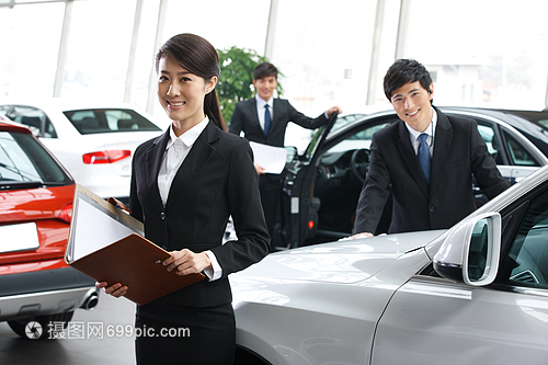 奢華青年女人著裝得體汽車銷售人員