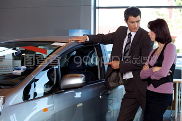 汽車銷售員向顧客解釋汽車特點(diǎn)