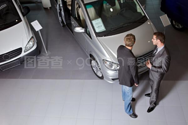 汽車銷售人員向客戶解釋汽車特點(diǎn)